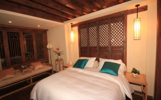 Lijiang Banxicaotang Inn