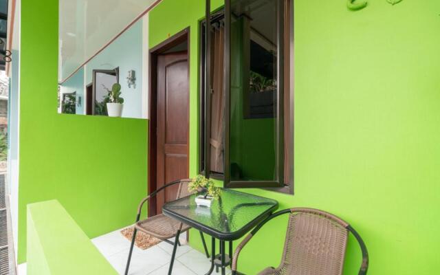 RedDoorz Plus near Jungeland Sentul