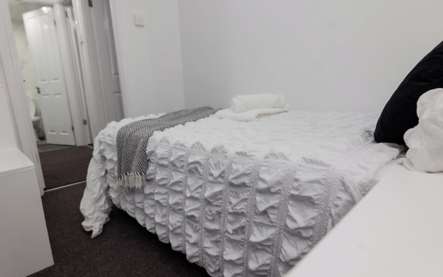 House - Sleeps 6 - Parking - Garden