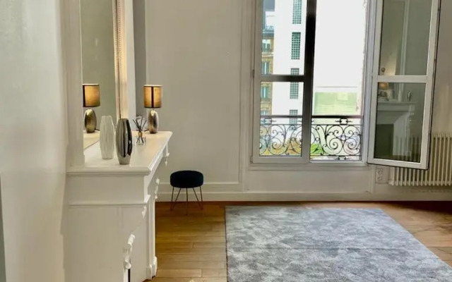 Magnifique flat avec balcon Champs-Elysées. AC