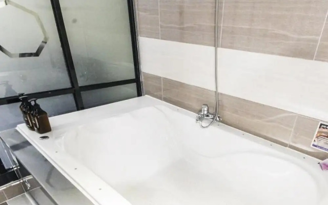 GoldenRoot Hotel in Gimhae