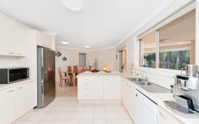 Pawprints, 123 Bagnalls Beach Road