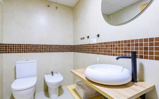 Apart Port Arenal con terraza y piscina