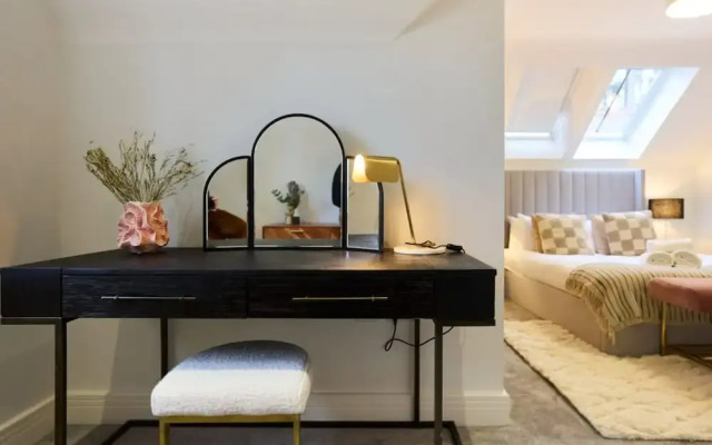 The Ascot Escape - Stylish 4bdr With Courtyard