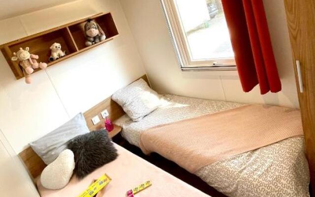 Mobil-home tout beau tout neuf, camping 4*, plage à pied !