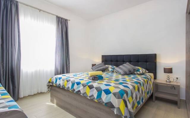 Exquisite Villa with Private Hot Tub in Grebaštica