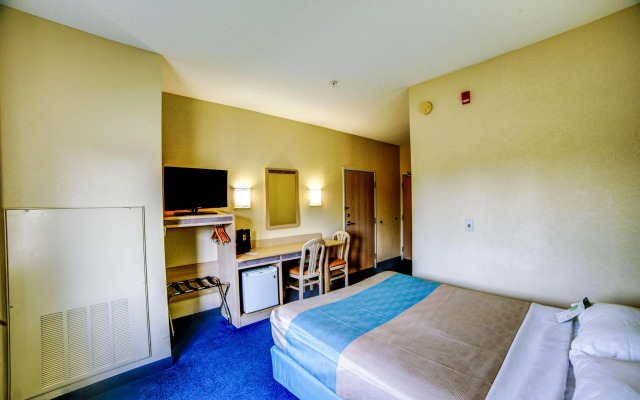 Motel 6 Huntsville, ON