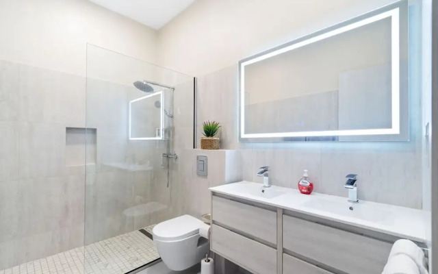 High-end Villa Walk to Beach Pool Ocean View