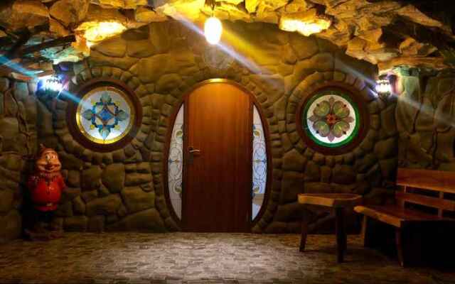 Seruni Hotel Hobbit House