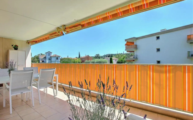 Modern Family Home 5 min to Beach +Pool +Garage