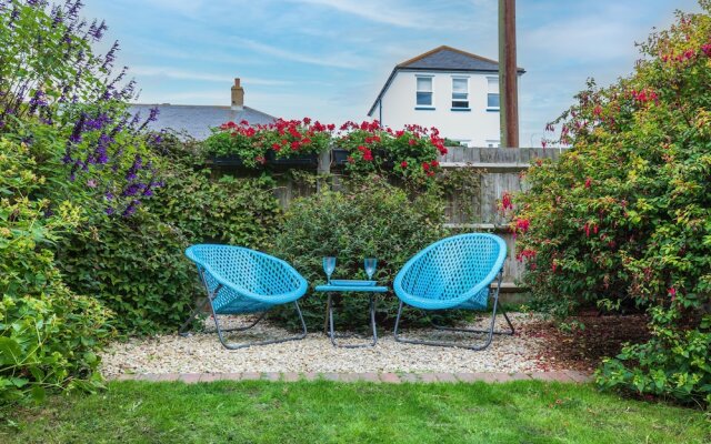 Seafront Apartment Private Garden & Free Parking