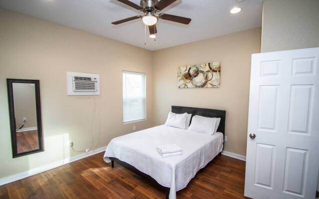 Douglas Way Remodeled House Near Downtown 1BA/1BA