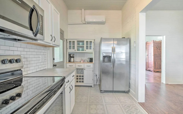 Charming 100-year-old Home < 1 Mi to Downtown