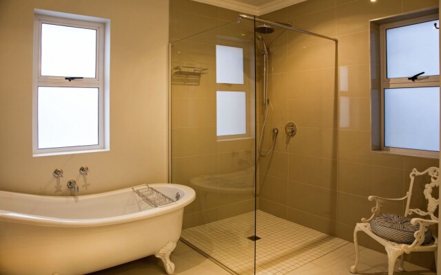 Bright on 5th Guest House