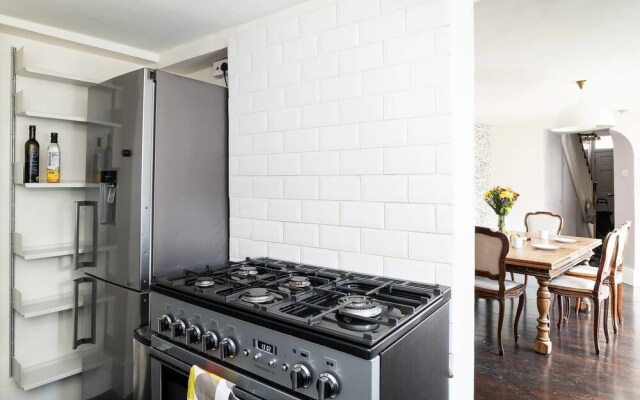 Gorgeous & sleek 4BR house in Hammersmith!