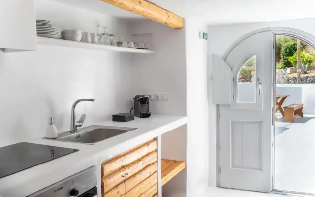 Karpimo & Fertimo Suites Santorini