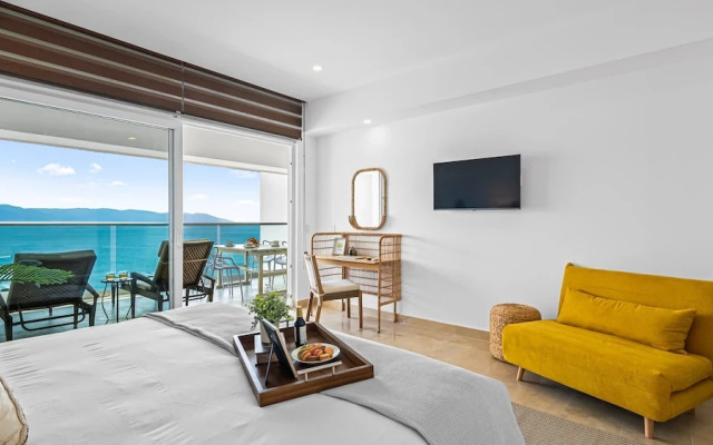 Stylish Beachfront 2BR - Balcony & Pools