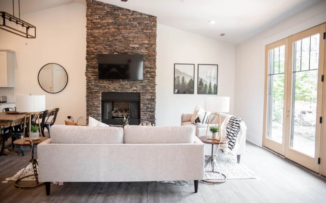 Cardinal at Main and Pine