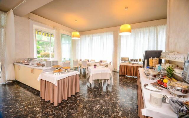 Hi Hotels Sirmione - Lakeview Pool