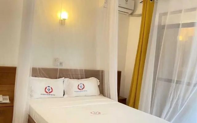 Queens Court Hotel