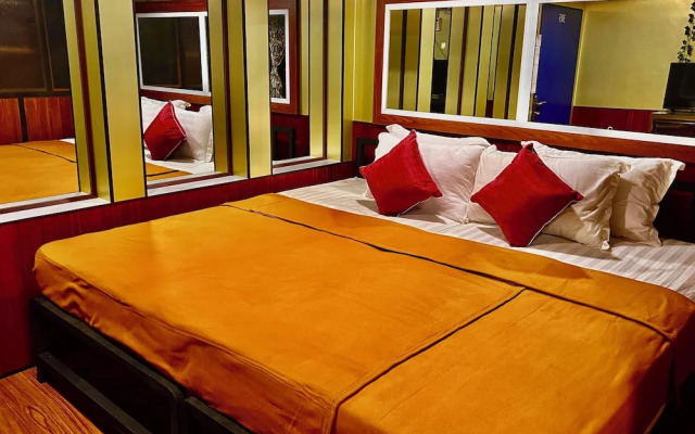 Oasis Floating Hotel Yangon