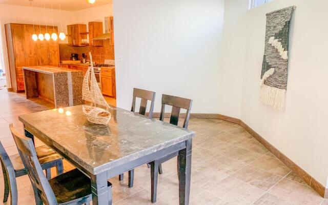 Beautiful 3 BDR 2,5 Bath- Steps from Beach w/PKG