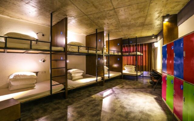 Comma Travel International Youth Hotel