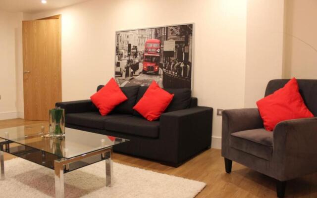 Stylish 3 Bed 2 Bath Apartment Hyde Park