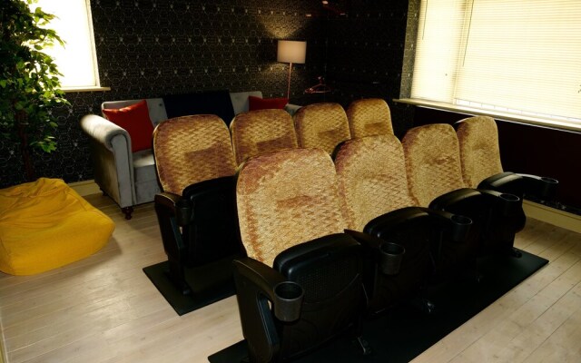 Deluxe 4/5 Bed Hot Tub Cinema Room 15
