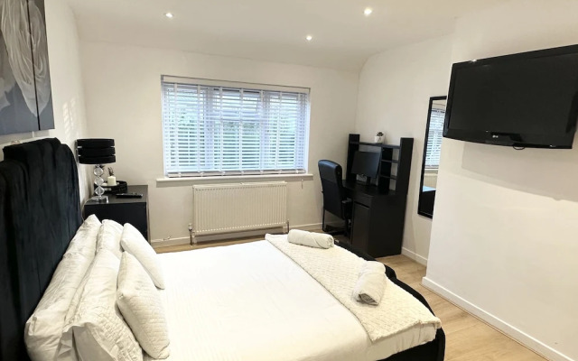 Charming 3-bed Home Minutes From City Centre