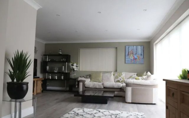 Hill Road House 5 Bed Detached Home, With Spa