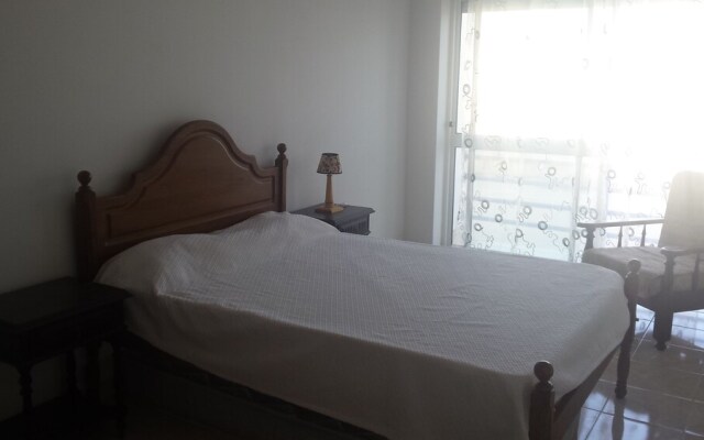 Lovely 4-bed Apartment in Estombar