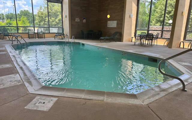 Quality Inn & Suites Memphis