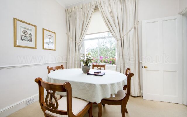 Brunswick Gardens - Cosy Apartment in a Cherry Tree Lined Street- Notting Hill