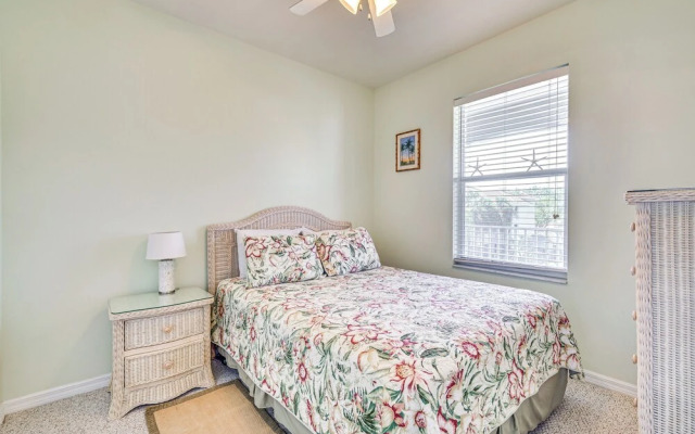 < 1 Mi to Beach: Sleek Naples Condo