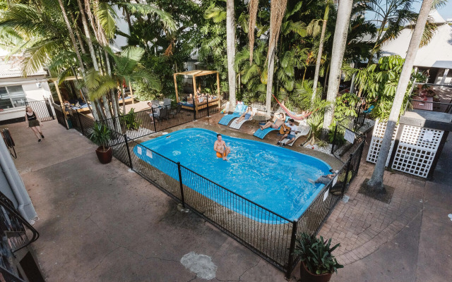 Mad Monkey Backpackers Central