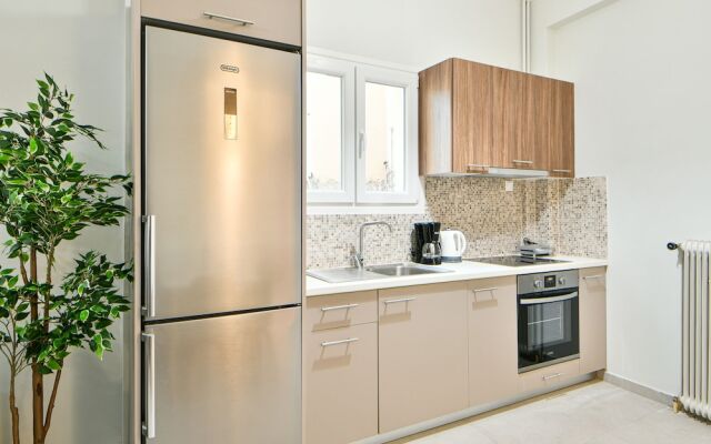 Fresh & renovated apartment next to metro station