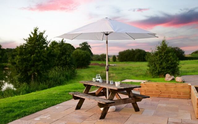 Cuddfan Lodge on a Gorgeous Private Lake