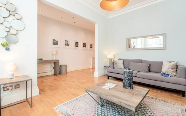 Stunning Home Near Earl's Court by Underthedoormat