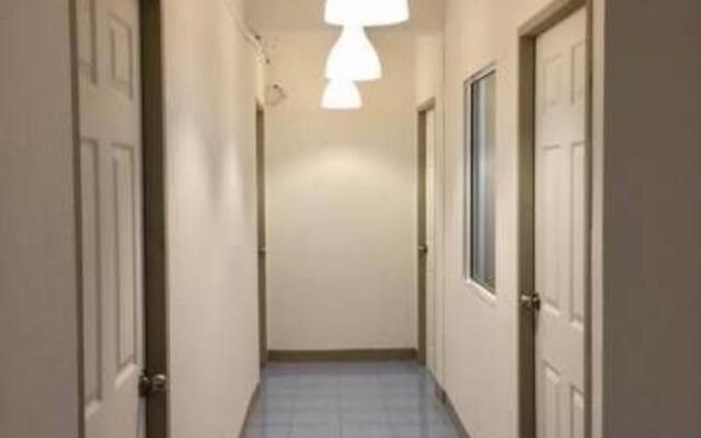 24 Poshtel Salaya