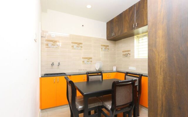 OYO 10701 Moukthi Apartment