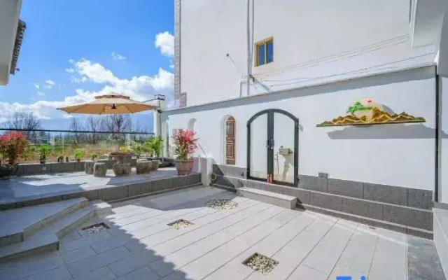 Seeing Dali Again·Evening Clouds and Spring Trees·Luxury Courtyard B&B