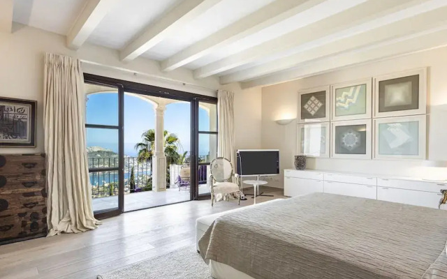 Majestic Villa With Harbour Views
