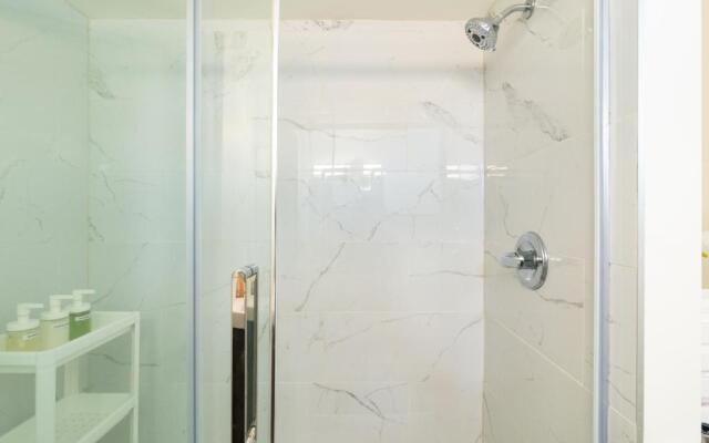 Beautiful 2BR Suite in central West Vancouver