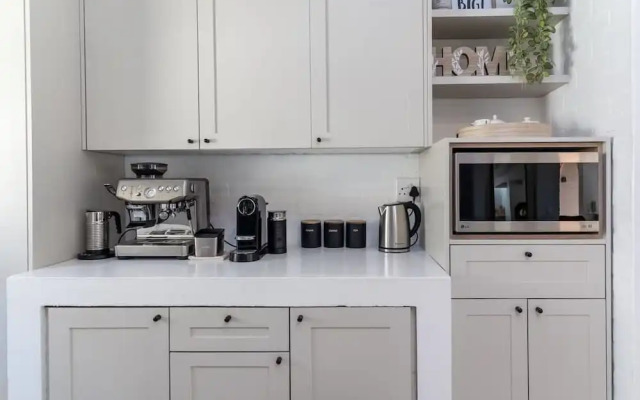 Flamingo Villa Beach Pool Luxury Solar Back Up