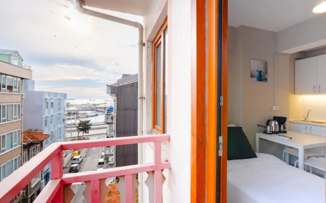 Studio With a Sea View Balcony in Bakirkoy