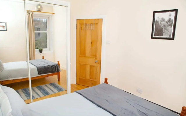Bright & Quiet Edinburgh Home with Parking