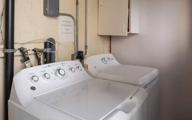 Beachside Apt With Laundry AC Patio