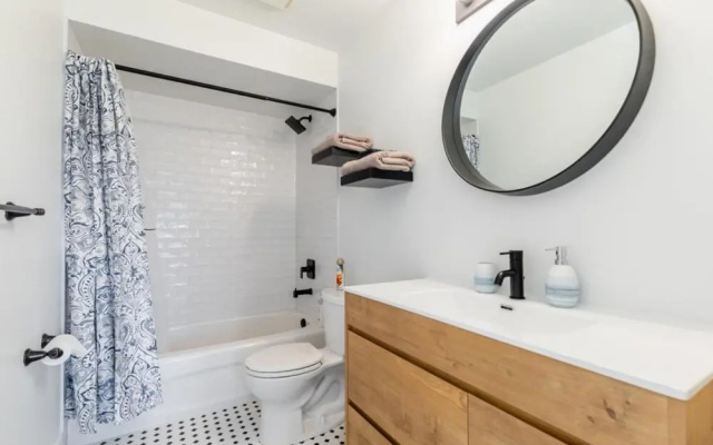 Unique Townhome Private HOT TUB Gym Sauna BBQ Playground Garage