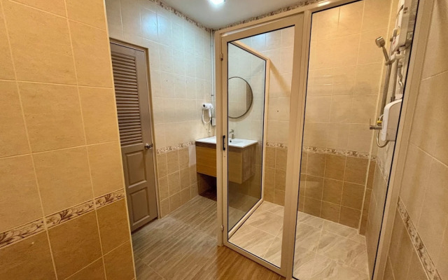 Charm Hostel at Pratumnak